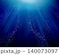 海中に射す光と泡 140073097