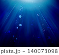 海中に射す光と泡 140073098
