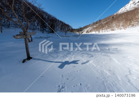 雪山の日光白根山の登山ルートとその周辺 雪山の日光白根山の登山ルートとその周辺 140073196