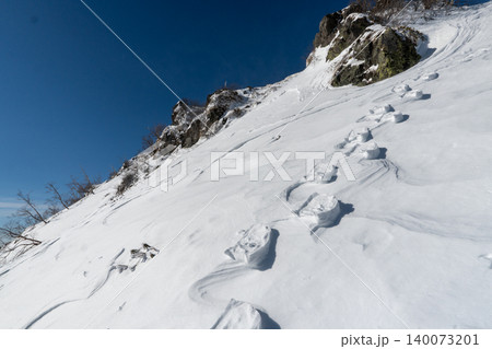 雪山の日光白根山の登山ルートとその周辺 雪山の日光白根山の登山ルートとその周辺 140073201