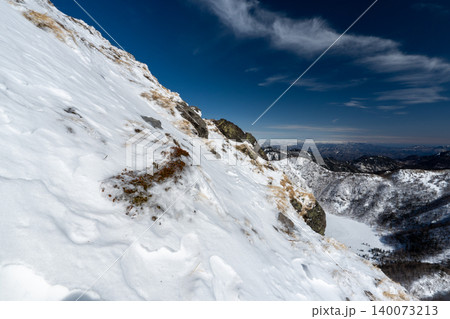 雪山の日光白根山の登山ルートとその周辺 雪山の日光白根山の登山ルートとその周辺 140073213