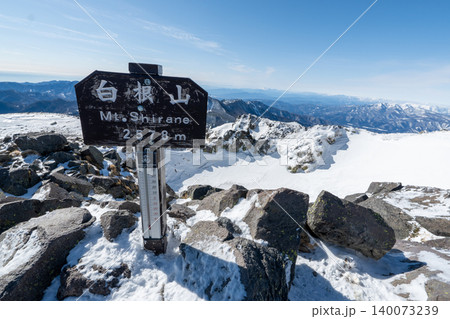 雪山の日光白根山の登山ルートとその周辺 雪山の日光白根山の登山ルートとその周辺 140073239