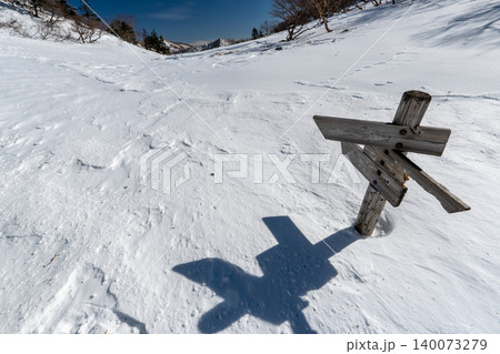 雪山の日光白根山の登山ルートとその周辺 雪山の日光白根山の登山ルートとその周辺 140073279