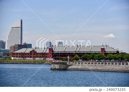 青空が広がる夏の横浜赤レンガ倉庫とみなとみらいの風景 青空が広がる夏の横浜赤レンガ倉庫とみなとみらいの風景 140073285