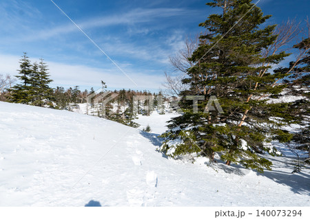雪山の日光白根山の登山ルートとその周辺 雪山の日光白根山の登山ルートとその周辺 140073294