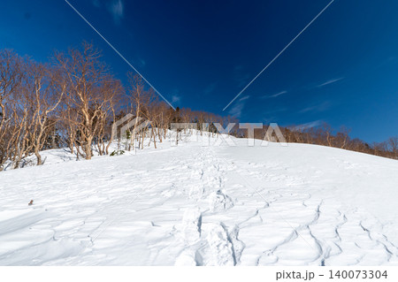 雪山の日光白根山の登山ルートとその周辺 雪山の日光白根山の登山ルートとその周辺 140073304