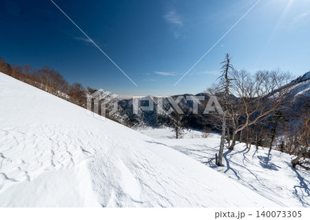 雪山の日光白根山の登山ルートとその周辺 140073305