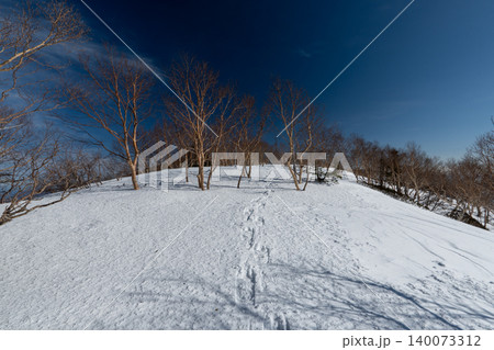 雪山の日光白根山の登山ルートとその周辺 雪山の日光白根山の登山ルートとその周辺 140073312