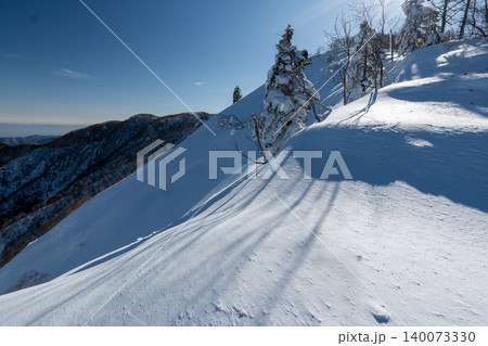 雪山の日光白根山の登山ルートとその周辺 雪山の日光白根山の登山ルートとその周辺 140073330