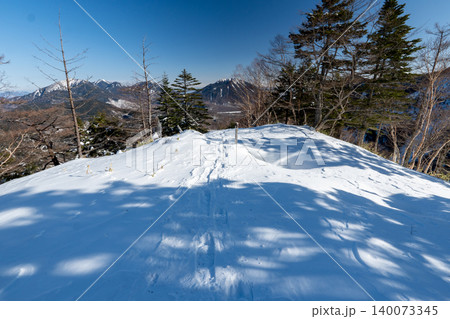 雪山の日光白根山の登山ルートとその周辺 雪山の日光白根山の登山ルートとその周辺 140073345