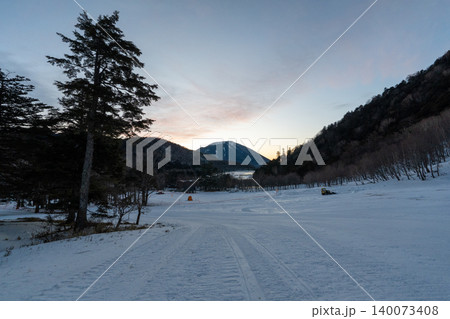 雪山の日光白根山の登山ルートとその周辺 140073408