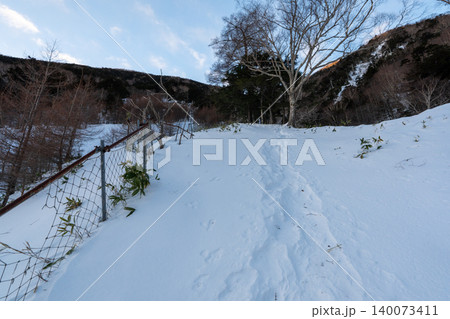 雪山の日光白根山の登山ルートとその周辺 140073411