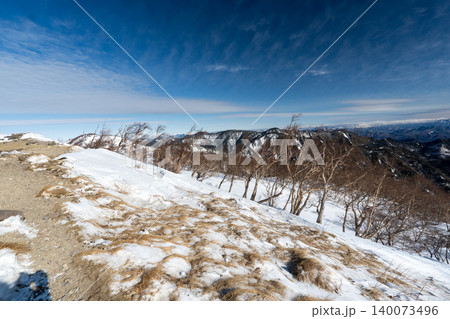 雪山の日光白根山の登山ルートとその周辺 雪山の日光白根山の登山ルートとその周辺 140073496