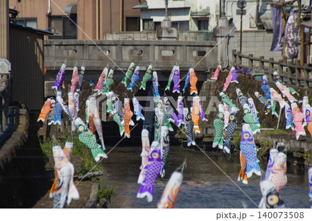 風に揺れるうずまの鯉のぼり 風に揺れるうずまの鯉のぼり 140073508