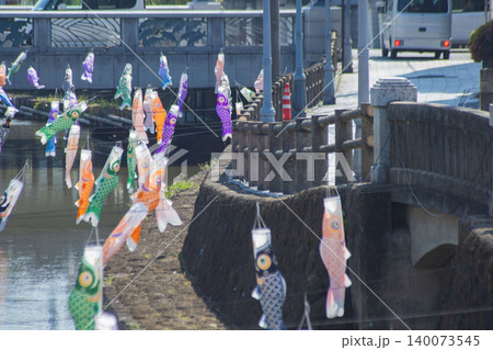 風に揺れるうずまの鯉のぼり 風に揺れるうずまの鯉のぼり 140073545