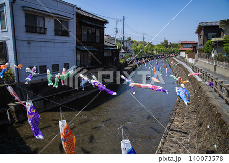 風に揺れるうずまの鯉のぼり 風に揺れるうずまの鯉のぼり 140073578