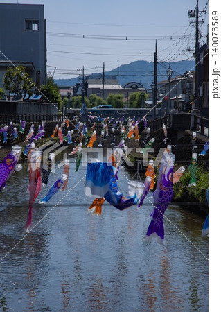風に揺れるうずまの鯉のぼり 風に揺れるうずまの鯉のぼり 140073589