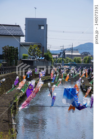 風に揺れるうずまの鯉のぼり 風に揺れるうずまの鯉のぼり 140073591