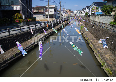 風に揺れるうずまの鯉のぼり 風に揺れるうずまの鯉のぼり 140073642