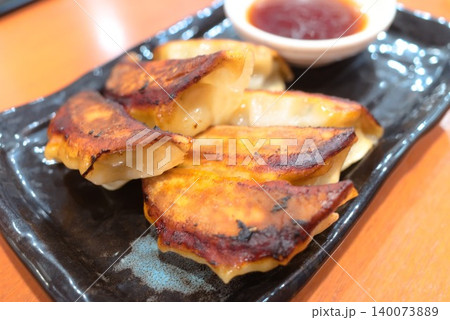 中華料理店や居酒屋メニューに使いやすい焼き餃子写真 中華料理店や居酒屋メニューに使いやすい焼き餃子写真 140073889