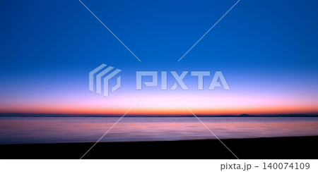 琵琶湖の夜明けと静かな水面の風景 琵琶湖の夜明けと静かな水面の風景 140074109
