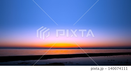 琵琶湖の夜明けと静かな水面の風景 琵琶湖の夜明けと静かな水面の風景 140074111