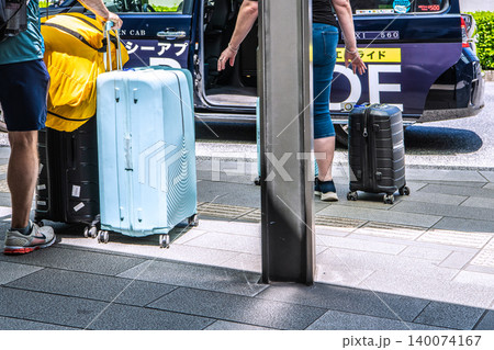 日本の東京都市景観タクシーに乗車をする外国人観光客…スーツケースは後部トランクへ 日本の東京都市景観タクシーに乗車をする外国人観光客…スーツケースは後部トランクへ 140074167