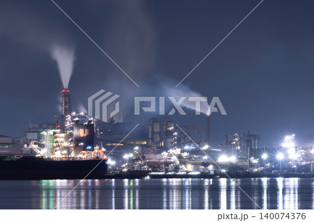 四日市コンビナート夜景・タンカーと工場の幻想的な夜景 四日市コンビナート夜景・タンカーと工場の幻想的な夜景 140074376