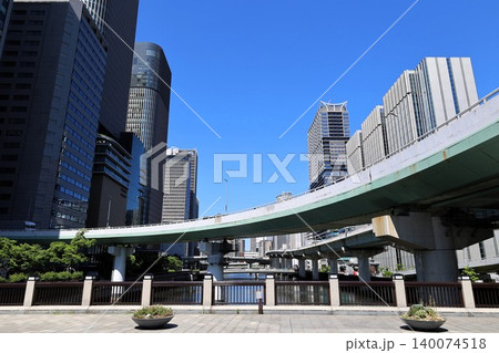 大阪・堂島の橋から見た中之島・肥後橋方面の景色 大阪・堂島の橋から見た中之島・肥後橋方面の景色 140074518