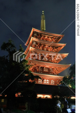 ライトアップされた浅草寺の五重塔 140074709