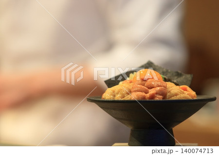 うに大盛りのウニ丼 うに大盛りのウニ丼 140074713
