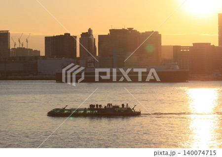 夕焼けに染まる東京湾を走るクルーズ船 東京湾観光 夕焼けに染まる東京湾を走るクルーズ船 東京湾観光 140074715