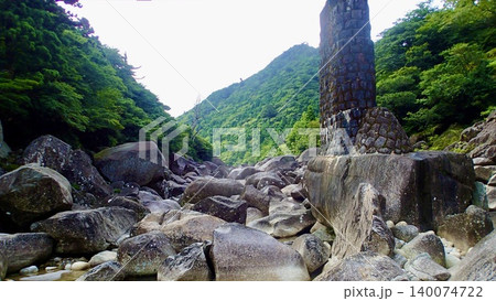屋久島の旧安房森林軌道が残す清流と橋脚跡の風景 140074722
