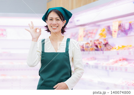スーパーマーケットで働く女性 スーパーマーケットで働く女性 140074800