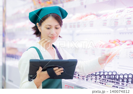 スーパーマーケットで働く女性 スーパーマーケットで働く女性 140074812