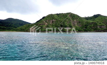 秘境・奥西表に広がる亜熱帯の山々と青い海 秘境・奥西表に広がる亜熱帯の山々と青い海 140074918