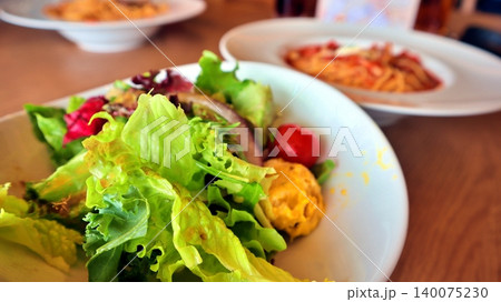 カフェのランチに並ぶ新鮮な野菜サラダとパスタ 140075230