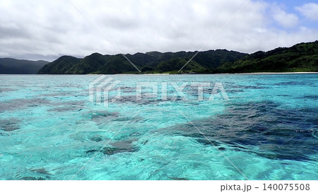 秘境・奥西表に広がる亜熱帯の山々と青い海 140075508