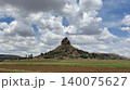 広大な大地にそびえる特徴的な丘の風景 140075627