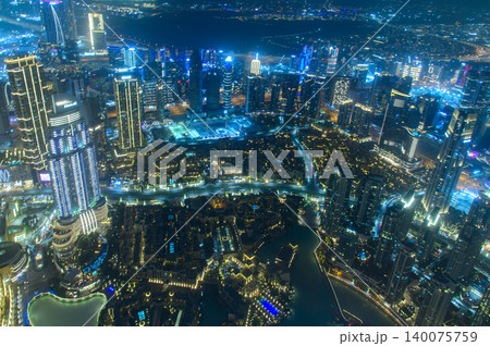 高層ビルの展望台から眺める中東UAEにあるドバイのとても美しい夜景 高層ビルの展望台から眺める中東UAEにあるドバイのとても美しい夜景 140075759