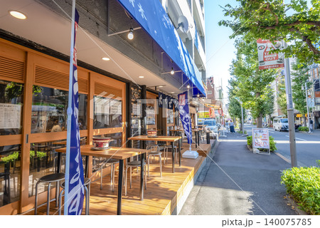 東京都世田谷区の都市風景 下北沢駅前の飲食店街 140075785