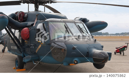 駐機場の航空自衛隊UH-60Jブラックホーク救難ヘリコプター 駐機場の航空自衛隊UH-60Jブラックホーク救難ヘリコプター 140075862