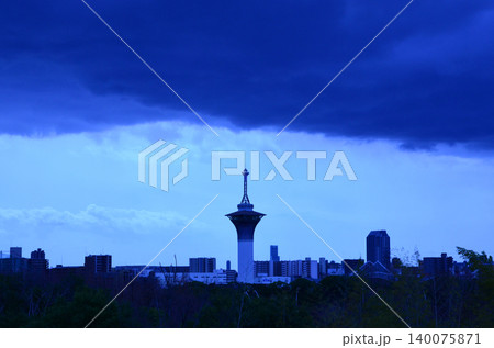 暗雲が垂れ込める鶴見緑地周辺の風景(大阪) 暗雲が垂れ込める鶴見緑地周辺の風景(大阪) 140075871