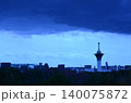 暗雲が垂れ込める鶴見緑地周辺の風景（大阪） 140075872