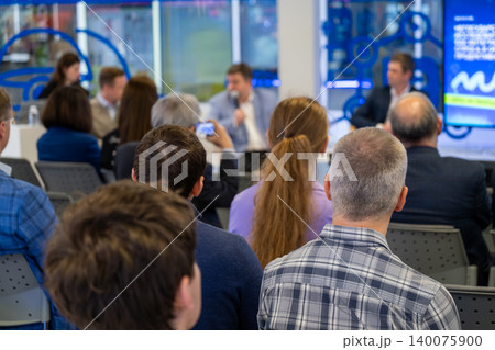 Audience attending business panel discussion at...の写真素材 [140075900] - PIXTA
