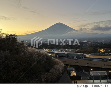 夕日を照らす富士山 140075913