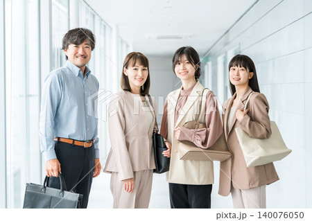 オフィス街を歩くスーツ姿のビジネスマンとビジネスウーマン(オフィスカジュアル) オフィス街を歩くスーツ姿のビジネスマンとビジネスウーマン(オフィスカジュアル) 140076050