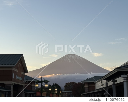 夕日に照らされる富士山 夕日に照らされる富士山 140076062