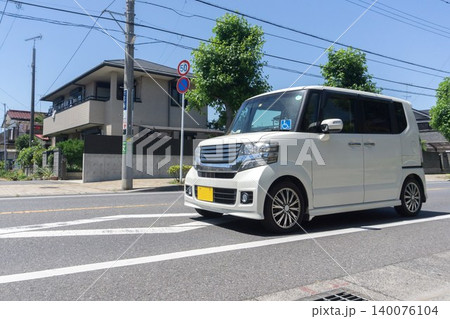 走行中の軽乗用車(軽ハイトワゴン) 140076104