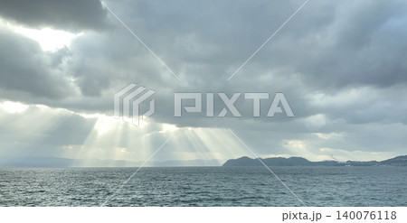 海面に降り注ぐ神秘的な薄明光線(天使の梯子)と海 海面に降り注ぐ神秘的な薄明光線(天使の梯子)と海 140076118